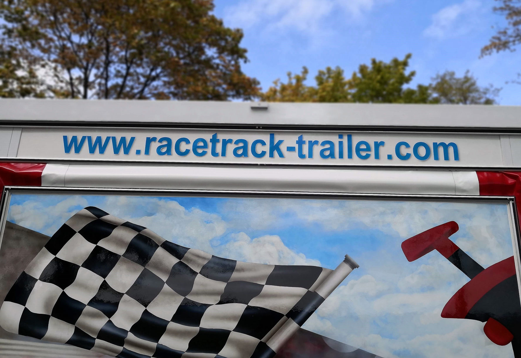 picture of webadress on racetrack-trailer